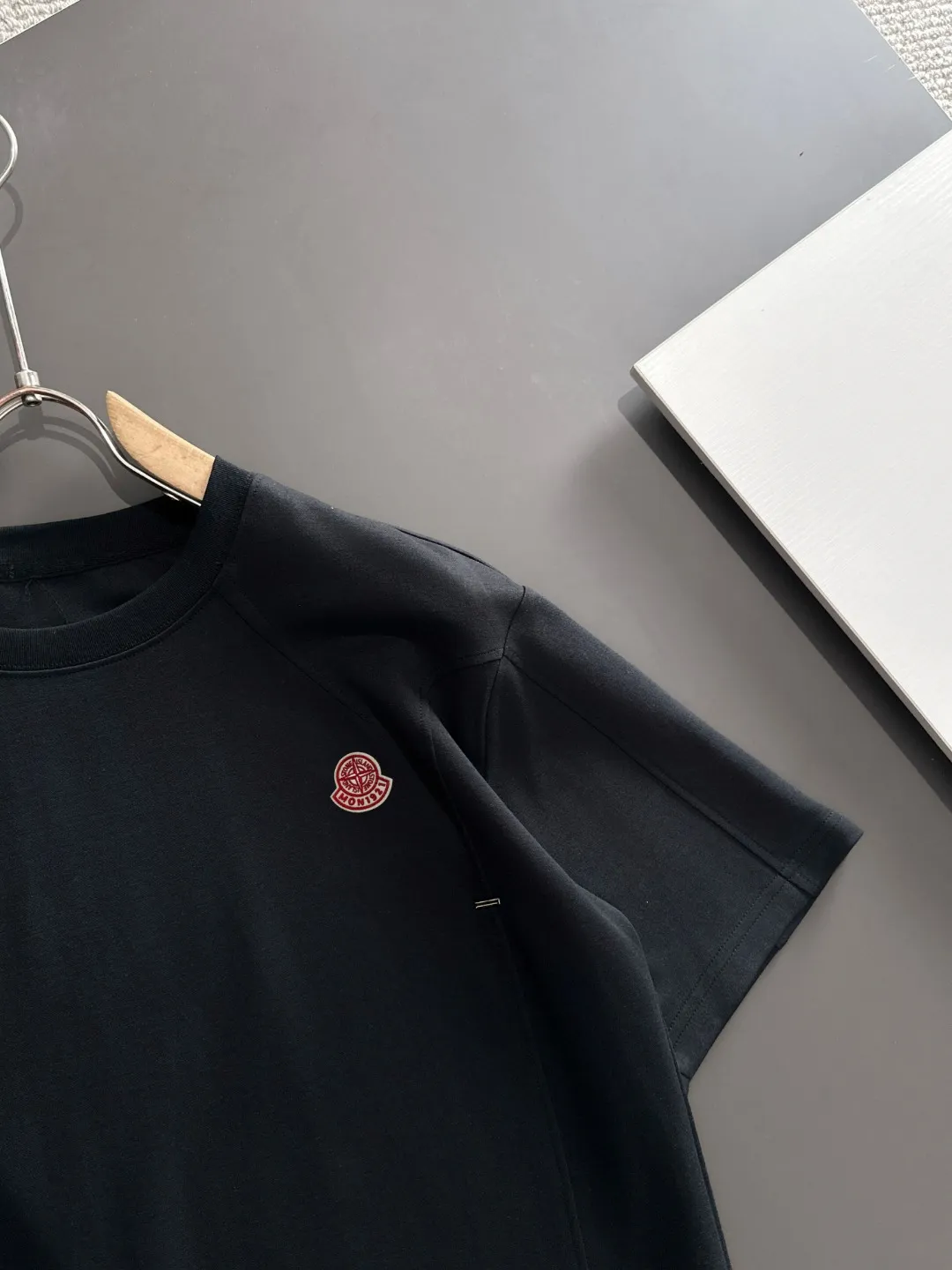 Next day shipment P300 High version Stone lsland/Stone Island 25ss spring and summer new high-end T-shirt Made with machines imported from Italy. Truly the most luxurious and high-quality style that you can wear with your eyes closed. Heavy combed fabrics. High-strength and heavy-weight fabrics feel substantial when weighed. The upper body is more textured than ordinary T-shirts and is not easy to deform. This texture can cope with the weather, absorb sweat and breathable, and is suitable for both hot and cold conditions! Perfectly produced with reference to the original stitch and stitch! The loose fit design is super noble. Custom-woven signature ribbed collar, cuffs, and hem. Really rare and rare goods Size: M-XXXL
